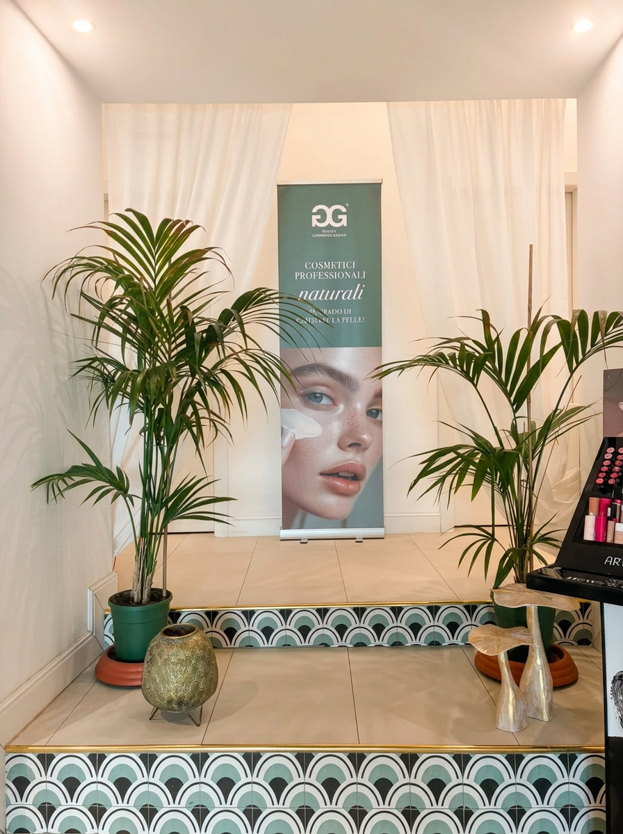 Ingresso dello studio Aquamarina con palme e cementine decorative